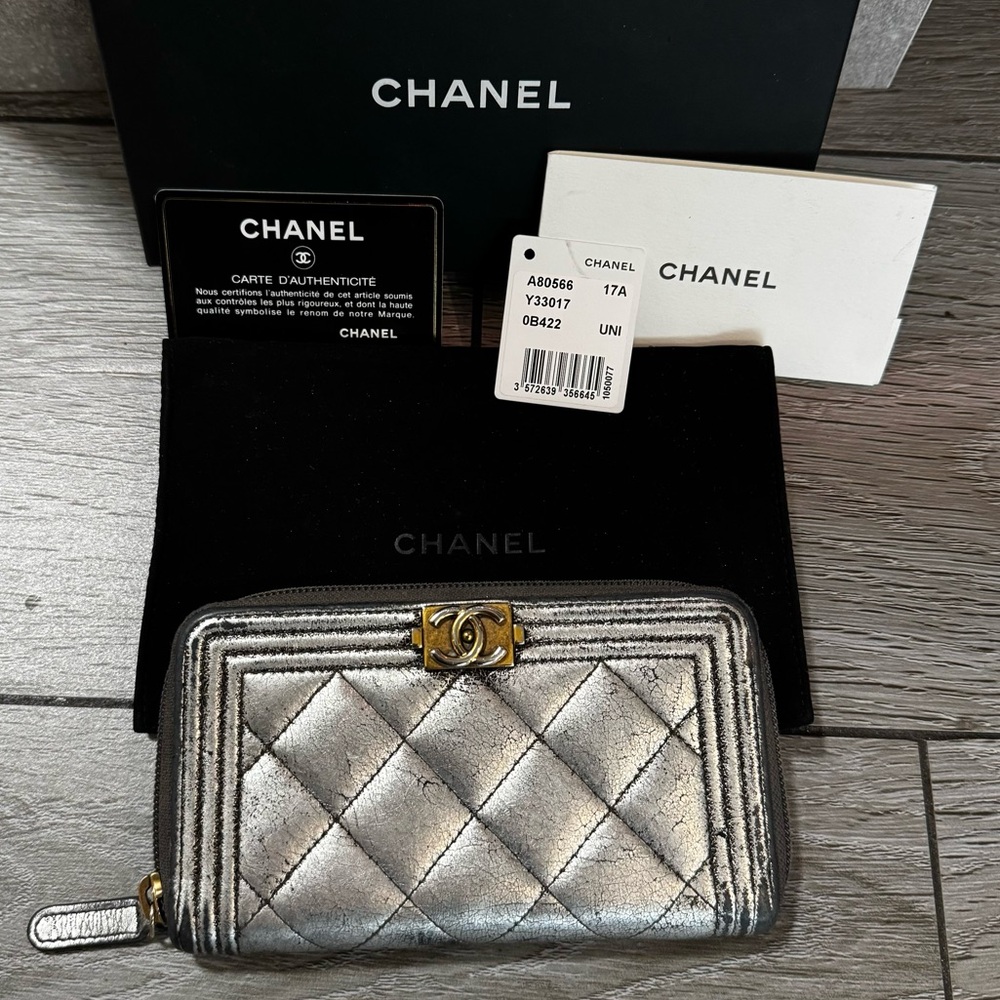 ❤️🎉 HOST PICK💘‼️ CHANEL Boy Zip Around CC Compact Wallet in Crackled Gunmetal